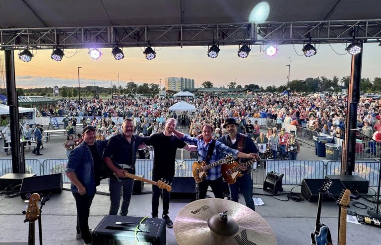 Band- Crowd - Eagles Landing Casino - Michigan, CCR:John Fogerty Tribute - Mystic Highway