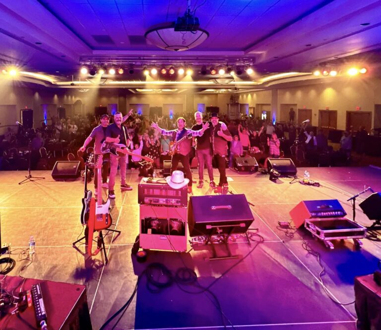 Ho-Chunk Casino - Wisconsin - Mystic Highway - Band Photo With Crowd