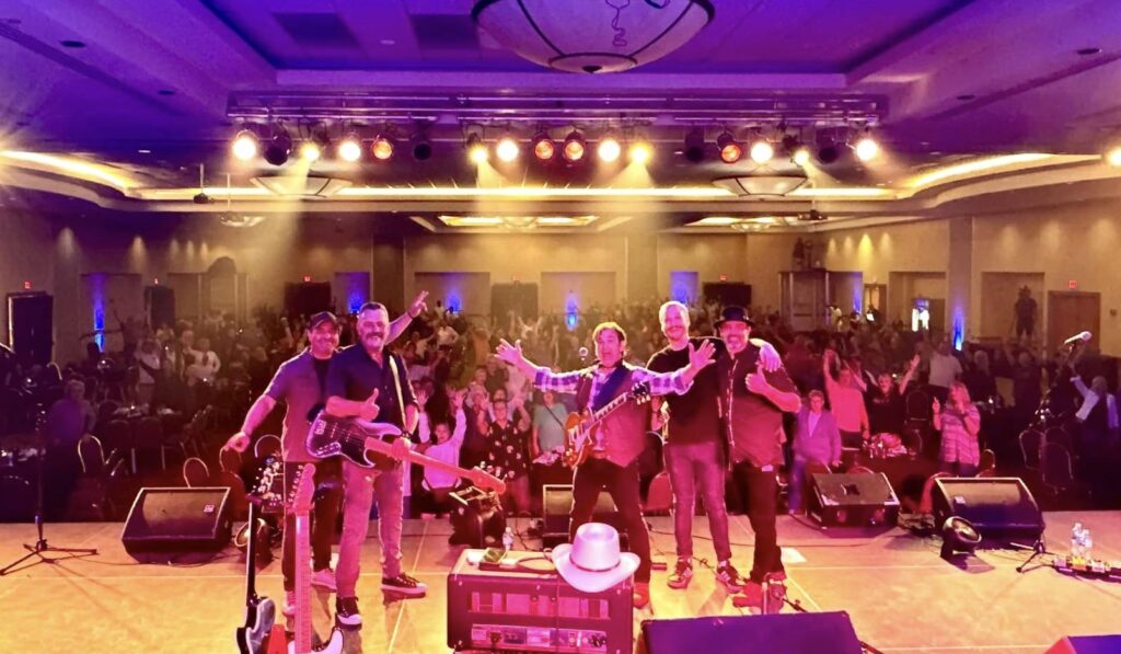 Ho-Chunk Casino - Wisconsin - Mystic Highway - Band Photo With Crowd